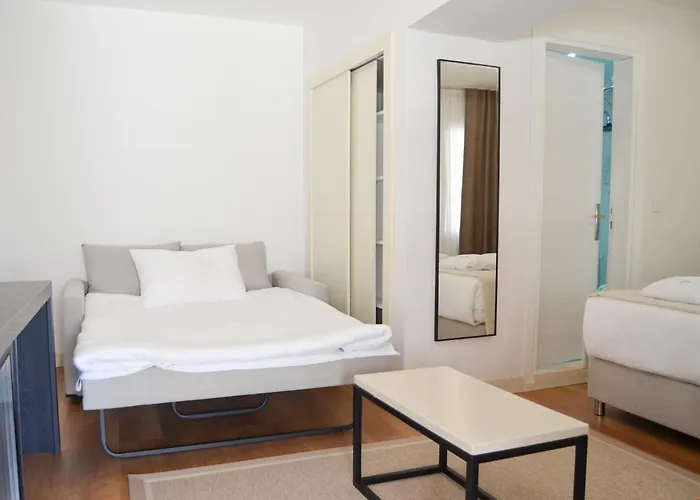 Nixie Hotel *